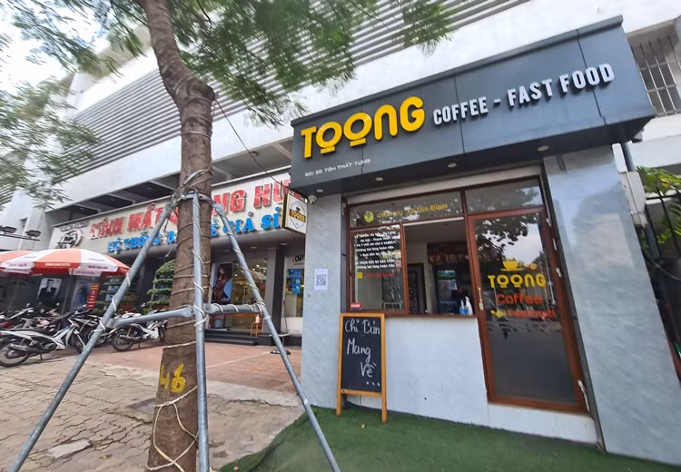 Nhiều cửa hàng luôn nhân viên luôn đeo khẩu trang, chuẩn bị sẵn chai nước sát khuẩn và yêu cầu người mua giữ khoảng cách quy định.