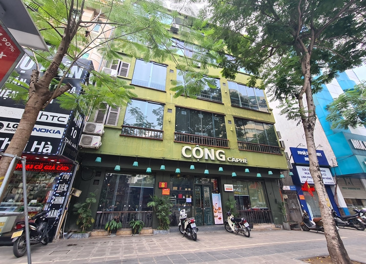 Quán cà phê Cộng trên phố Thái Hà đều đóng cửa hoặc bán mang về.
