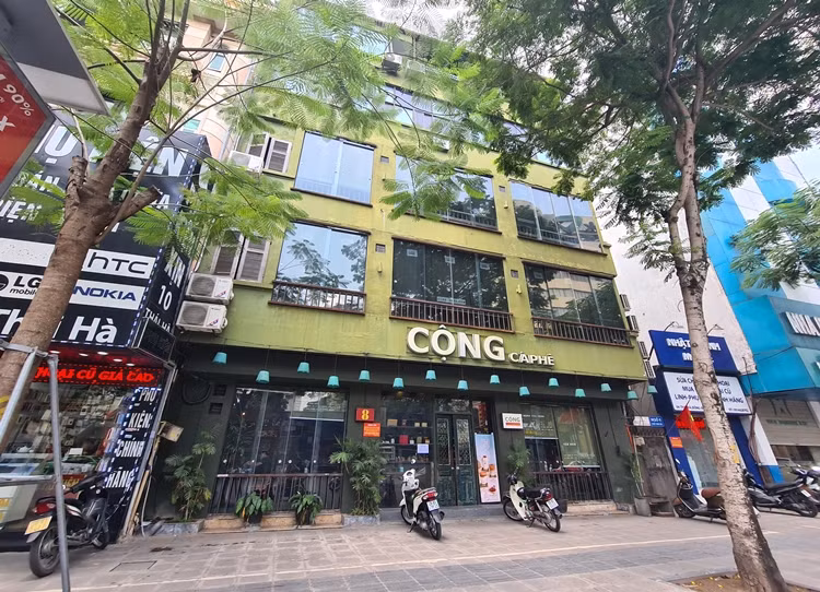 Quán cà phê Cộng trên phố Thái Hà đều đóng cửa hoặc bán mang về.