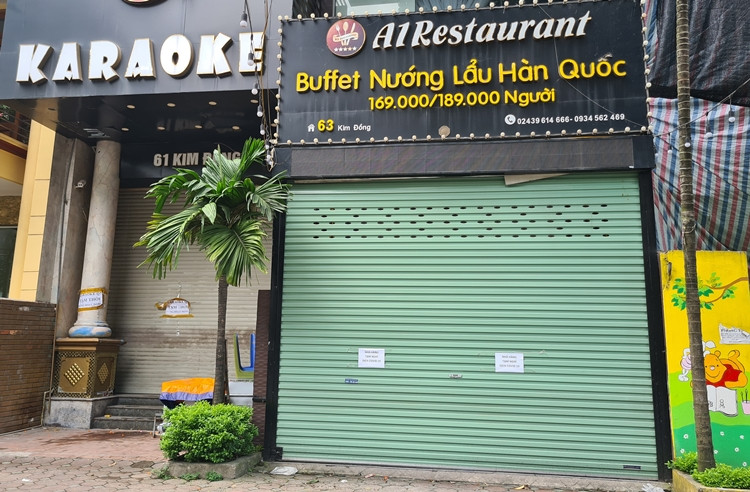 Trước diễn biến phức tạp của dịch COVID-19, nhiều nhà hàng, quán cà phê trên địa bàn TP Hà Nội đã tạm thời đóng cửa dừng hoạt động. (Ảnh chụp trên phố Kim Đồng).