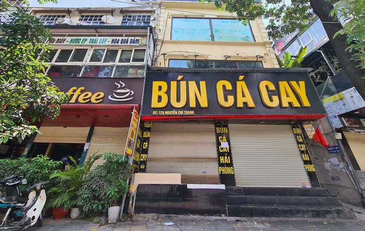 Nhiều hàng ăn trên đường Nguyễn Chí Thanh cũng tạm thời đóng cửa chờ chỉ đạo mới của thành phố.