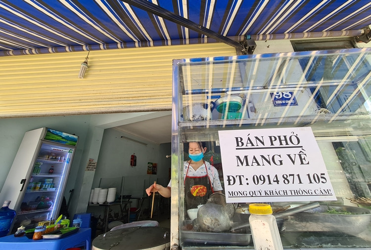Hầu hết các quán ăn đều đã chuyển trạng thái phòng dịch ở mức độ cao nhất nên dù bán hàng mang về, các cơ sở kinh doanh vẫn trang bị đầy đủ khẩu trang y tế, nước sát khuẩn khi tiếp xúc với khách hàng.
