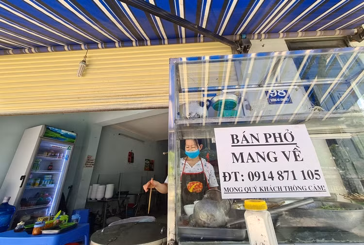 Hầu hết các quán ăn đều đã chuyển trạng thái phòng dịch ở mức độ cao nhất nên dù bán hàng mang về, các cơ sở kinh doanh vẫn trang bị đầy đủ khẩu trang y tế, nước sát khuẩn khi tiếp xúc với khách hàng.