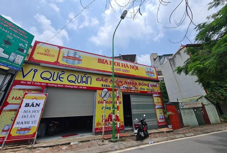 Để gồng lỗ, cầm cự qua dịch một vài nhà hàng ở khu vực đường Trương Định nhận bán hàng mang về.