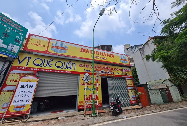 Để gồng lỗ, cầm cự qua dịch một vài nhà hàng ở khu vực đường Trương Định nhận bán hàng mang về.