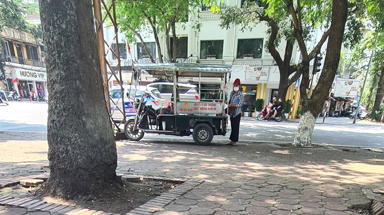 Ham lợi nhuận, bất chấp lệnh tạm dừng hoạt động để phòng chống dịch COVID-19 lây lan người phụ nữ này ngang nhiên bán trà đá.