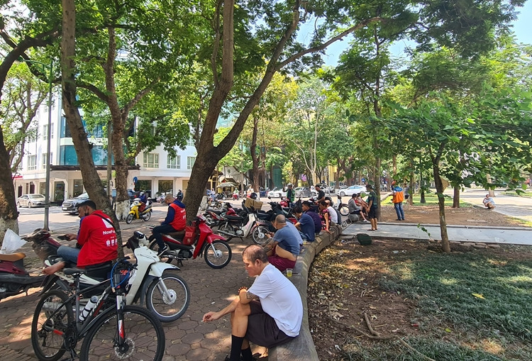 Lượng người tụ tập ở khu vực vườn hoa Hàng Đậu rất đông, thậm chí có người còn không đeo khẩu trang.