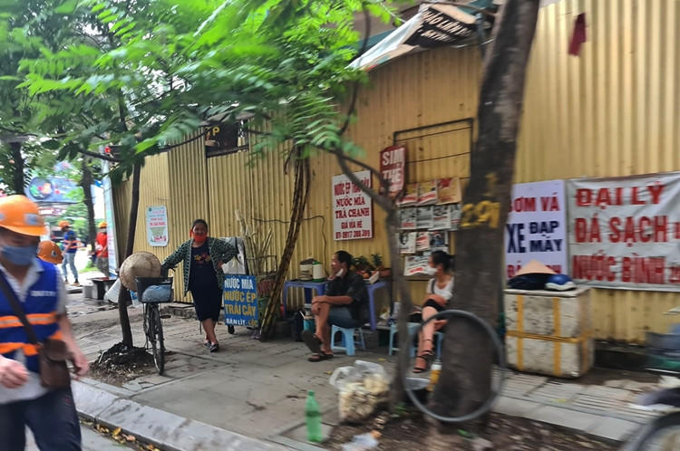 Tuy nhiên, từ khoảng 18h ngày 3/5 đến sáng ngày 4/5, nhiều người buôn bán hàng ăn uống đường phố, nhất là trà đá vỉa hè vẫn chưa chấp hành theo yêu cầu của lãnh đạo thành phố.