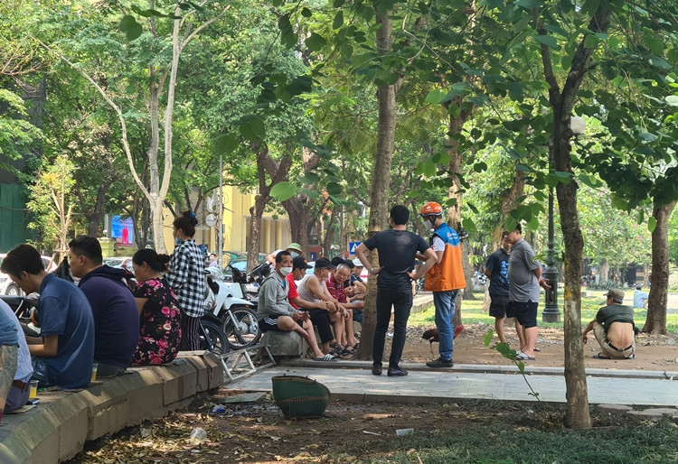 Những người tụ tập ở đây cũng không thực hiện nguồi giãn cách tối thiểu 2m, nguy cơ lây lan dịch bệnh COVID-19 rất cao.