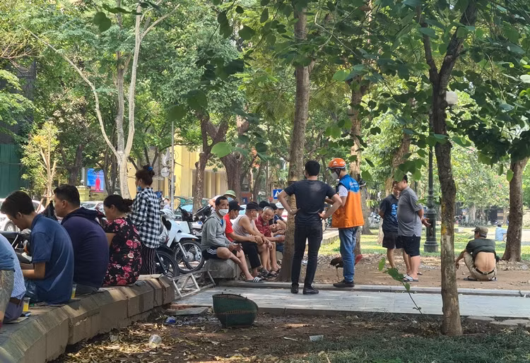 Những người tụ tập ở đây cũng không thực hiện nguồi giãn cách tối thiểu 2m, nguy cơ lây lan dịch bệnh COVID-19 rất cao.