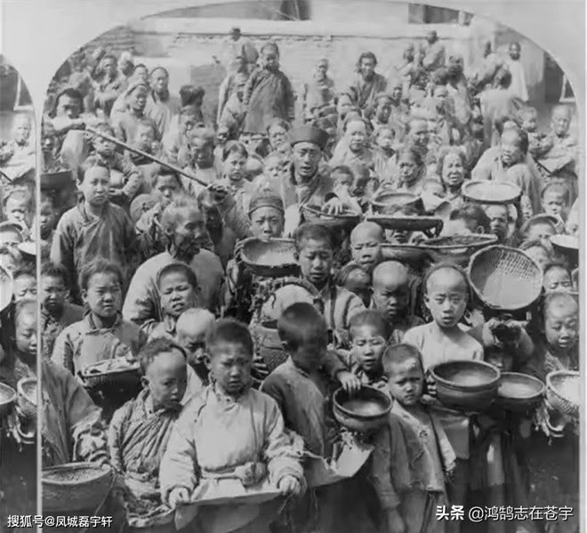 Những người dân vùng thiên tai đang chờ cứu trợ, nồi niêu xoong chảo đều chìa ra, vô cùng đáng thương. Đối với thảm họa thiên tai, không triều đình nào ngồi yên, không cứu trợ thiên tai tức là vi phạm quy tắc đối với chính mình. Nhưng vào cuối triều Thanh, triều đình mục nát, bách tính điêu đứng vì đủ loại thuế má. Gặp thiên tai, rất nhiều người lập tức rơi vào cảnh tuyệt vọng. Hàng triệu người đã chết trong nạn đói Bắc Trung Quốc.