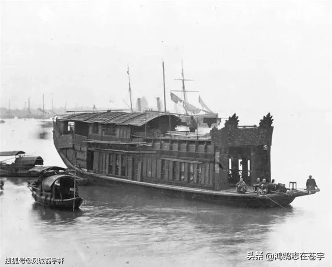 “Thuyền hoa” trôi trên sông Châu Giang, Quảng Châu, cũng chính là lầu xanh ở trên mặt nước, chuyên phục vụ các quan viên, cường hào địa chủ hoặc khách nước ngoài… Khi ấy, giao thương ở Quảng Châu vô cùng phát triển, những loại hình ăn chơi cũng theo đó mà phất lên như diều gặp gió. Những cô gái trong lầu xanh đều ăn mặc vô cùng xinh đẹp lộng lẫy khiến người người đảo điên, mang hết tiền ra cho họ.