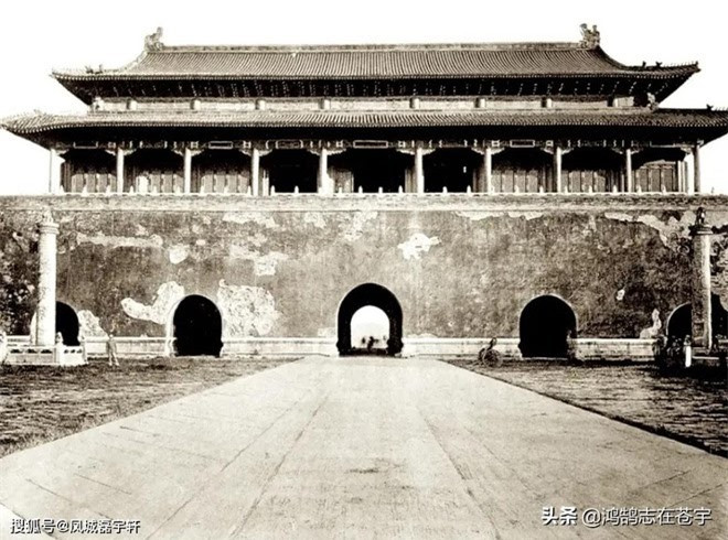 Thiên An Môn, bức tường bong tróc, trong ảnh đều là cảnh hoang tàn đổ nát. Bức tường thành bị chiến tranh tàn phá đã chứng kiến nỗi nhục nhã của Đại Thanh. Sau khi Liên minh 8 quốc gia chiếm được Bắc Kinh, sự uy nghiêm của hoàng cung cũng biến mất. Đường phố âm trầm báo hiệu sự sụp đổ của nhà Thanh.