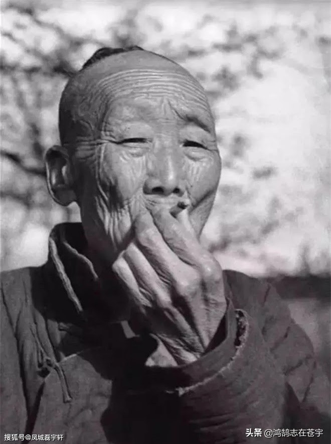 Một người thái giám hút thuốc, chỉ cần nhìn những nếp nhăn trên gương mặt là biết ông đã trải qua bao chuyện trong cung. Nhíu chặt chân mày, ông giống như đang xóa tan nỗi sầu của bản thân. Thời nhà Thanh, thái giám không can thiệp quá nhiều vào việc triều chính. Thái giám cấp bậc cao nhất cũng chỉ là Tứ phẩm. Trong số các hoạn quan thì Lý Liên Kiệt là ngoại lệ duy nhất lên đến Nhị phẩm.