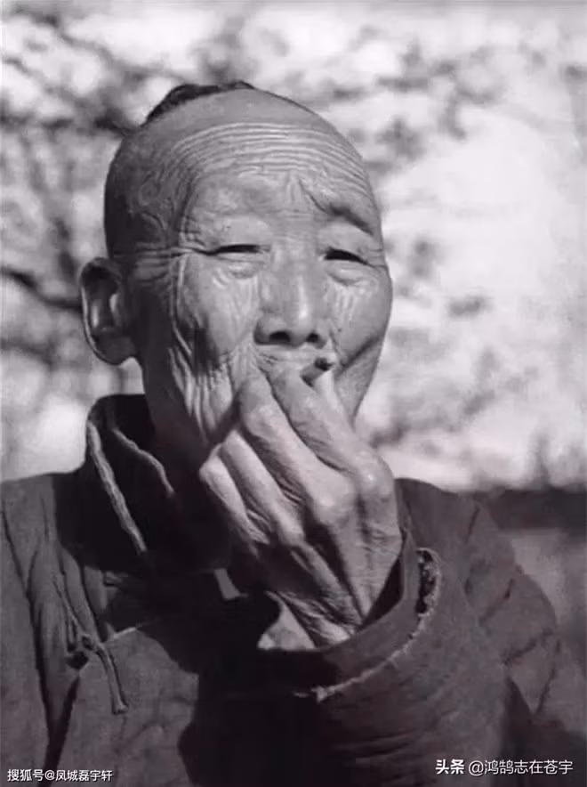 Một người thái giám hút thuốc, chỉ cần nhìn những nếp nhăn trên gương mặt là biết ông đã trải qua bao chuyện trong cung. Nhíu chặt chân mày, ông giống như đang xóa tan nỗi sầu của bản thân. Thời nhà Thanh, thái giám không can thiệp quá nhiều vào việc triều chính. Thái giám cấp bậc cao nhất cũng chỉ là Tứ phẩm. Trong số các hoạn quan thì Lý Liên Kiệt là ngoại lệ duy nhất lên đến Nhị phẩm.