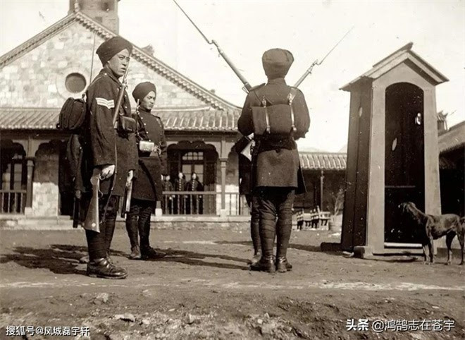 Một nhóm Hán gian tại doanh trại Hoa Dũng ở Uy Hải Vệ. Năm 1898, Uy Hải Vệ đã trở thành vùng đất cho nước Anh thuê, bắt đầu chiêu mộ người Trung để làm lính đánh thuê. Những người này được trang bị tốt, huấn luyện thành thục, chiến đấu ngoan cường. Tham gia vào thảm án Uy Hải Vệ, trở thành lực lượng đồng minh trợ giúp cho Liên minh 8 quốc gia dập tắt phong trào Nghĩa Hòa Đoàn. Năm 1906, doanh trại Hoa Dũng đã sụp đổ sau 7 năm tồn tại.