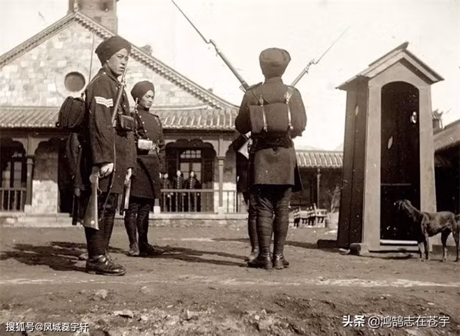 Một nhóm Hán gian tại doanh trại Hoa Dũng ở Uy Hải Vệ. Năm 1898, Uy Hải Vệ đã trở thành vùng đất cho nước Anh thuê, bắt đầu chiêu mộ người Trung để làm lính đánh thuê. Những người này được trang bị tốt, huấn luyện thành thục, chiến đấu ngoan cường. Tham gia vào thảm án Uy Hải Vệ, trở thành lực lượng đồng minh trợ giúp cho Liên minh 8 quốc gia dập tắt phong trào Nghĩa Hòa Đoàn. Năm 1906, doanh trại Hoa Dũng đã sụp đổ sau 7 năm tồn tại.