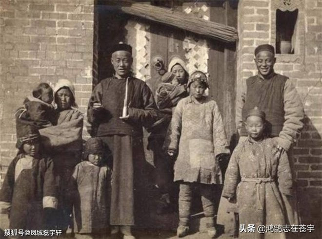 Một bức ảnh chụp gia đình nhà địa chủ ở phía Nam, đứng bên cạnh là các con cùng thê thiếp. Đối diện với ống kính, tiểu thiếp không hề có khí chất của một tiểu thư giàu có, ngược lại tỏ ra không thoải mái và thiếu tự nhiên.