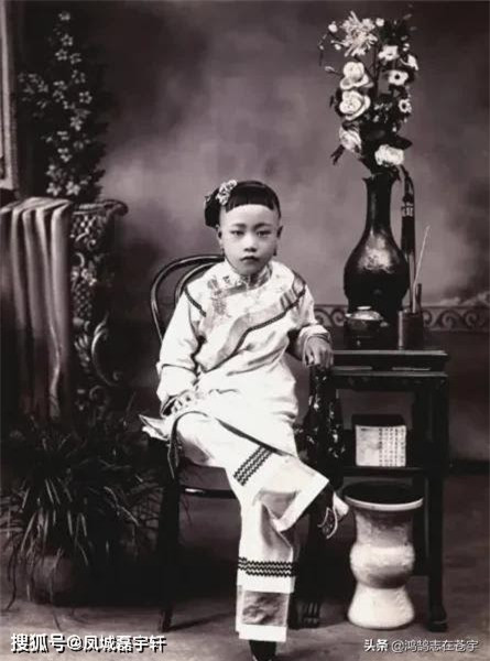 Một bé gái xinh xắn, trang phục hoa lệ, tóc mái che xuống gương mặt thanh tú. Cô bé vắt chéo hai chân, bàn chân bó nhỏ. Cuối thời Thanh, hầu như các cô gái đều bó chân, gia đình càng giàu có lại càng muốn con gái bó chân. Tuy nhiên bọn họ lại luôn mong muốn sự giải thoát cho chính mình.