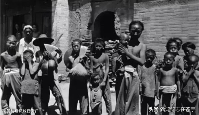 Cuối triều Thanh, cuộc Cách mạng Công nghiệp lần thứ nhất ở phương Tây cũng kết thúc, nhưng những cải tiến của phương Tây cũng không cứu vãn nổi tình hình nhà Thanh khi ấy. Những năm cuối của triều đại, người dân không thể tìm ra con đường sinh tồn. Ngay cả khi những đồ vật từ phương Tây đã có tại những thành phố lớn ở Trung Quốc từ rất lâu vẫn khiến dân đen ở những vùng xa xôi cảm thấy sợ hãi. Ảnh: Những người dân nghèo cuối triều Thanh 