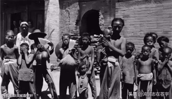 Cuối triều Thanh, cuộc Cách mạng Công nghiệp lần thứ nhất ở phương Tây cũng kết thúc, nhưng những cải tiến của phương Tây cũng không cứu vãn nổi tình hình nhà Thanh khi ấy. Những năm cuối của triều đại, người dân không thể tìm ra con đường sinh tồn. Ngay cả khi những đồ vật từ phương Tây đã có tại những thành phố lớn ở Trung Quốc từ rất lâu vẫn khiến dân đen ở những vùng xa xôi cảm thấy sợ hãi. Ảnh: Những người dân nghèo cuối triều Thanh 