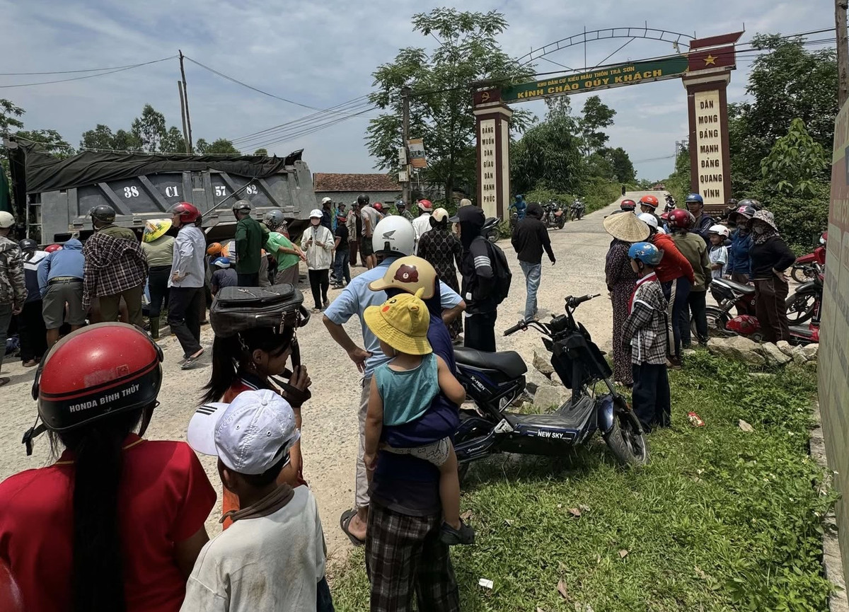 Va cham voi xe ben, 2 hoc sinh o Ha Tinh thuong vong