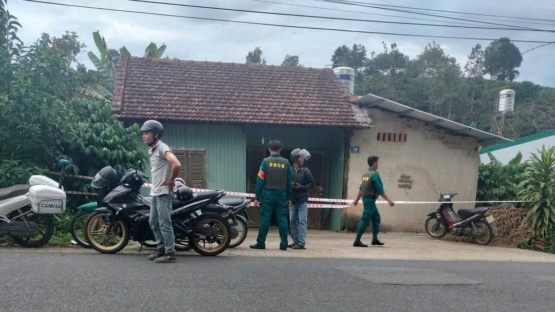 Bang hoang phat hien thi the dang phan huy trong nha tam