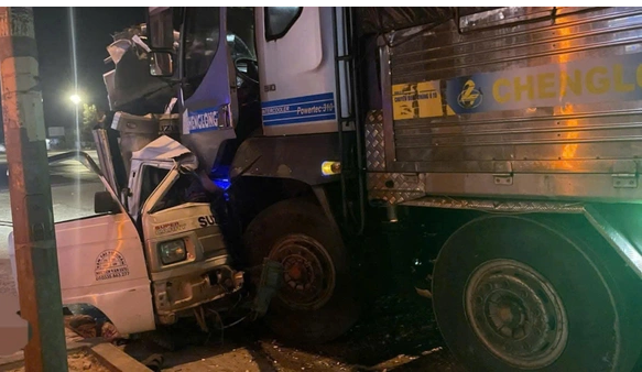 Tài xế tử vong, xe tải nát bét sau cú đâm kinh hoàng Tai xe tu vong, xe tai nat bet sau cu dam kinh hoang