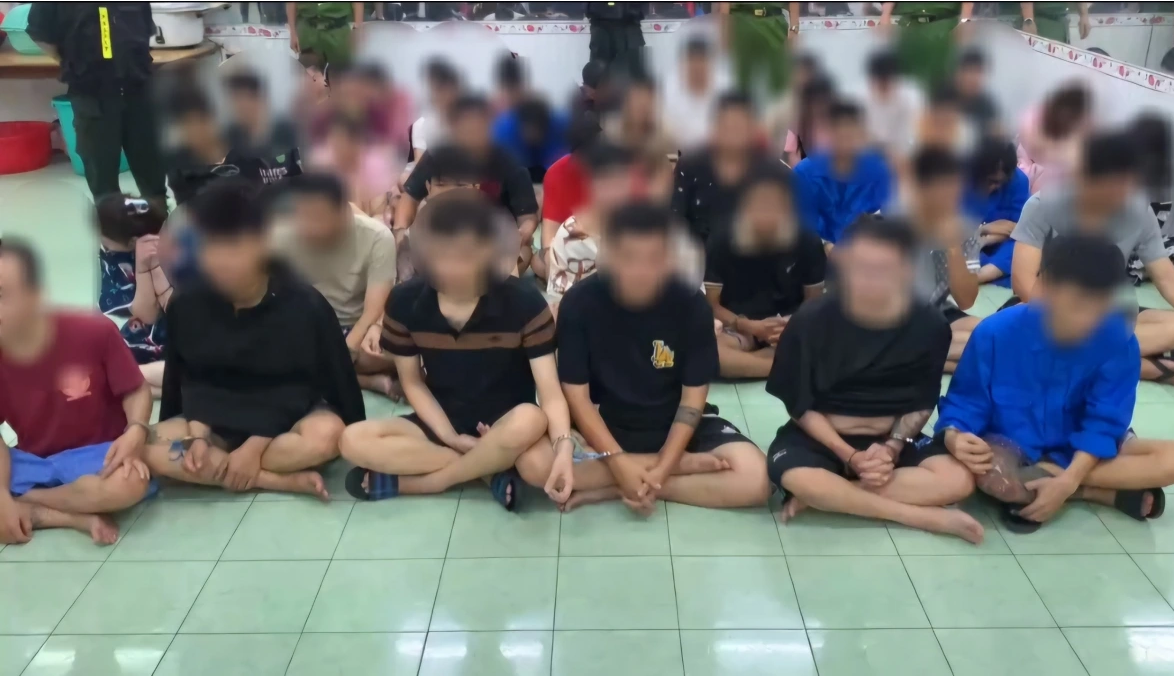 Khoi to 1.529 bi can trong duong day ma tuy lien quan tiep vien hang khong-Hinh-2