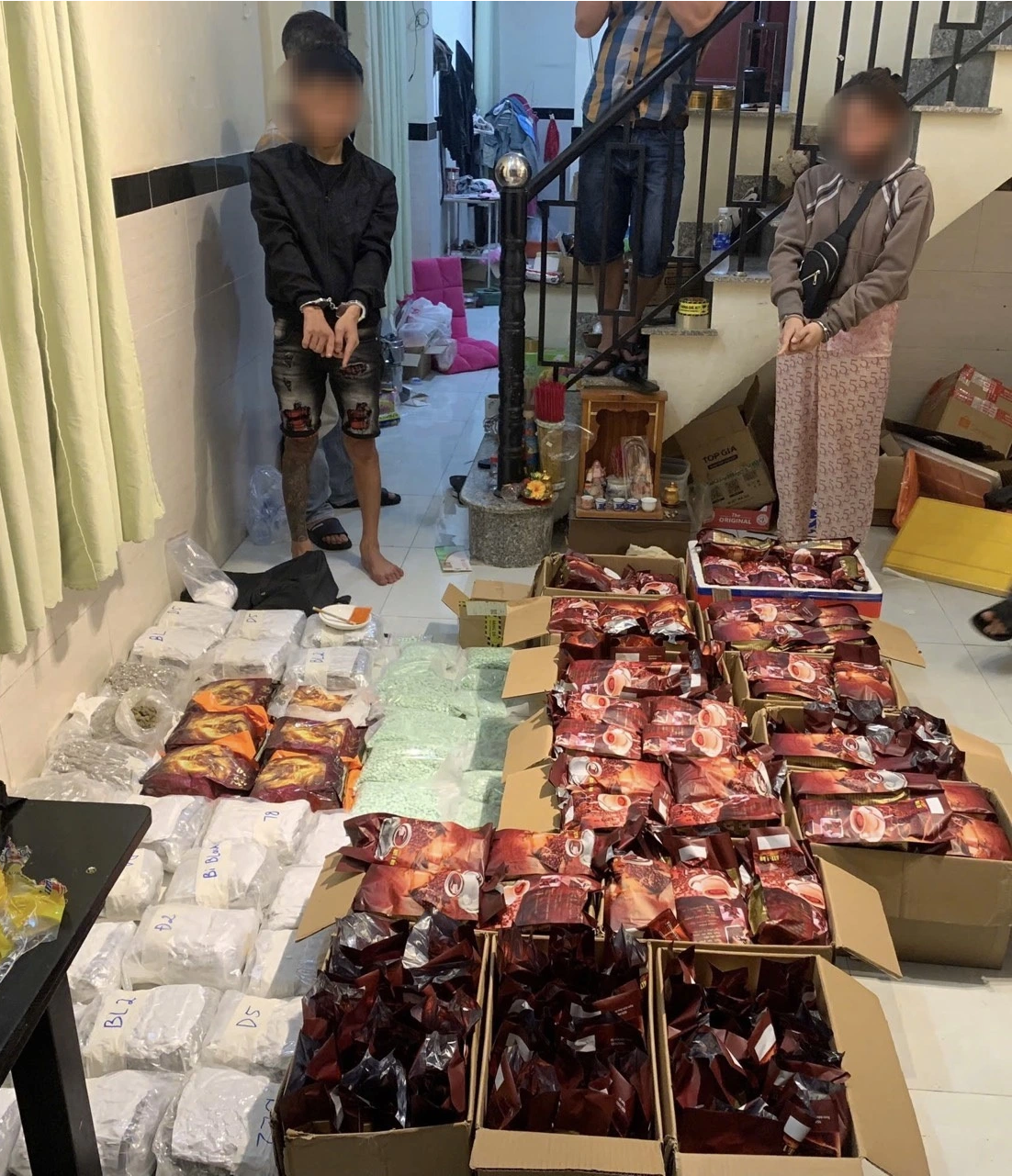 Khoi to 1.529 bi can trong duong day ma tuy lien quan tiep vien hang khong