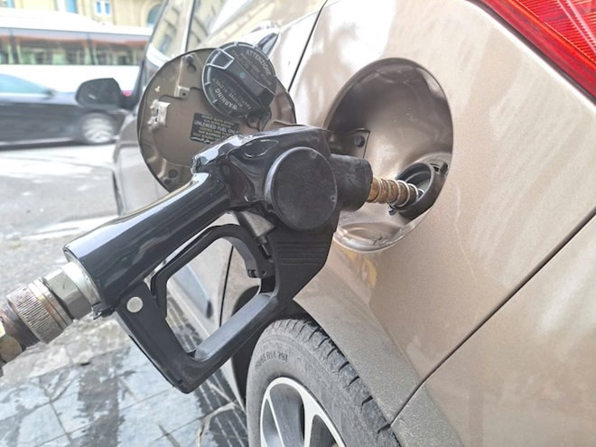 Gia xang hom nay 09/5: Dong loat giam sau?