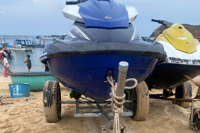 Mô tô nước lao lên bờ làm 2 học sinh thương vong Mo to nuoc lao len bo lam 2 hoc sinh thuong vong