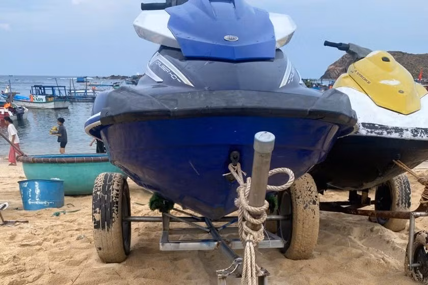 Mo to nuoc lao len bo lam 2 hoc sinh thuong vong