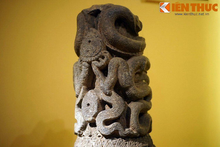 Chiếc cột thể hiện hình ảnh hai con rồng uốn lượn. Phần trên cột gồm thân trước của rồng đã bị mất, chỉ còn phần dưới.