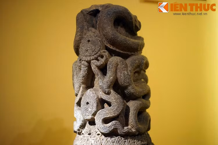 Chiếc cột thể hiện hình ảnh hai con rồng uốn lượn. Phần trên cột gồm thân trước của rồng đã bị mất, chỉ còn phần dưới.