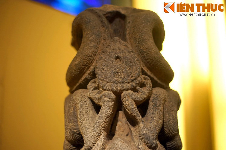 Hai chân của rồng nâng lá đề - một hình tượng nghệ thuật phổ biến của Phật giáo thời Lý.