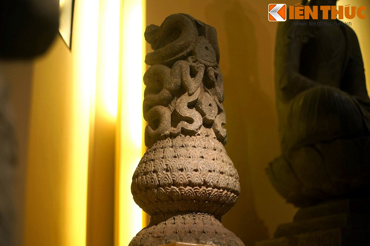 Được lưu giữ và trưng bày ở bảo tàng Lịch sử Quốc gia (Hà Nội), hiện vật được tìm thấy trong quá trình khảo sát khu vực thành Thăng Long cổ, được tiến hành vào cuối thế kỷ 19, đầu thế kỷ 20.