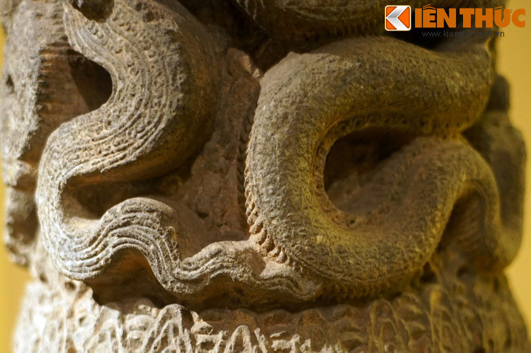 Thân rồng uốn khúc mềm mại, vẩy trên thân được tạo tác khá chi tiết.