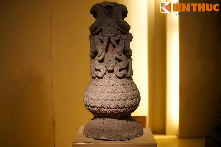 Kim Mã là một vùng đất có lịch sử lâu đời, nằm ở phía Tây kinh thành Thăng Long xưa. Nhiều hiện vật lịch sử gắn với thành Thăng Long có từ thời Lý - Trần đã được tìm thấy ở khu vực này, tiêu biểu là một cột đá rồng thời Lý, niên đại thế kỷ 11-13.