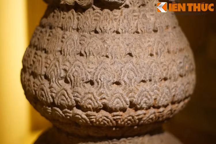 Phía dưới hình tượng rồng là một bầu tròn trang trí hoa văn sóng nước xếp thành tầng tầng lớp lớp, tạo cảm giác như cặp rồng vươn lên từ biển cả.