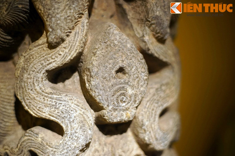 Mào lửa tỏa ra từ chân rồng - một tạo hình đặc trưng của rồng thời Lý - bao bọc lấy một lá đề khác nằm phía dưới.