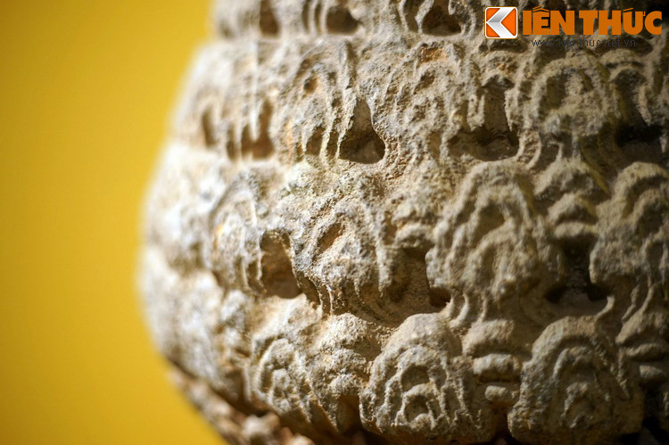 Cận cảnh các họa tiết sóng nước.