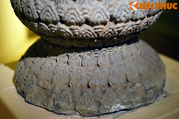 Phần chân đế phía dưới bầu tròn cũng trang trí hoa văn sóng nước. Theo các nhà nghiên cứu, chiếc cột được dùng để trang trí kiến trúc cho một công trình ở kinh thành Thăng Long thời Lý.