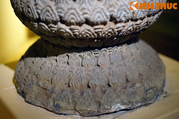 Phần chân đế phía dưới bầu tròn cũng trang trí hoa văn sóng nước. Theo các nhà nghiên cứu, chiếc cột được dùng để trang trí kiến trúc cho một công trình ở kinh thành Thăng Long thời Lý.