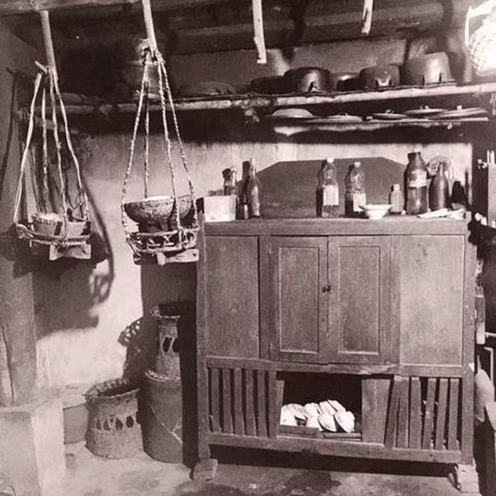 Vào thời bao cấp, hầu như gia đình nào ở Việt Nam cũng có một cái gạc-măng-rê. Có thể nói không ngoa là một gia đình dù đã có con cái nhưng chưa có cái gạc-măng-rê ở trong bếp thì chưa thể coi là một gia đình thực sự.