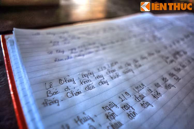 ... Và những dòng lưu bút thấm đẫm tình cảm chân thành của mọi tầng lớp quần chúng nhân dân, đến từ mọi miền đất nước.