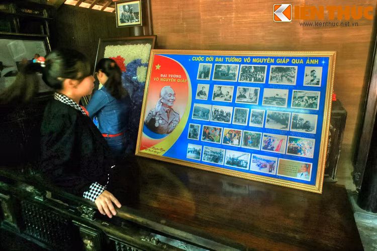 Ngoài những kỷ vật thấm đẫm ký ức thuở xa xưa, Nhà lưu niệm Đại tướng Võ Nguyên Giáp còn những kỷ vật quý giá khác được lưu giữ vào giai đoạn sau này... như vô số bài báo, hình ảnh, tài liệu về cuộc đời, sự nghiệp của nhà cầm quân lỗi lạc...