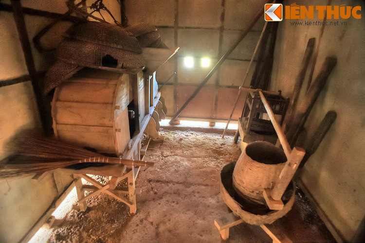 Hay những vật dụng, cộng cụ lao động đặc trưng của một gia đình làm nông như rổ rá tre, chày cối, sào, cuốc, thuổng... được cất trong nhà kho. Đặc biệt còn có cối xay vẫn còn được lưu giữ.