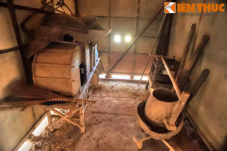 Hay những vật dụng, cộng cụ lao động đặc trưng của một gia đình làm nông như rổ rá tre, chày cối, sào, cuốc, thuổng... được cất trong nhà kho. Đặc biệt còn có cối xay vẫn còn được lưu giữ.