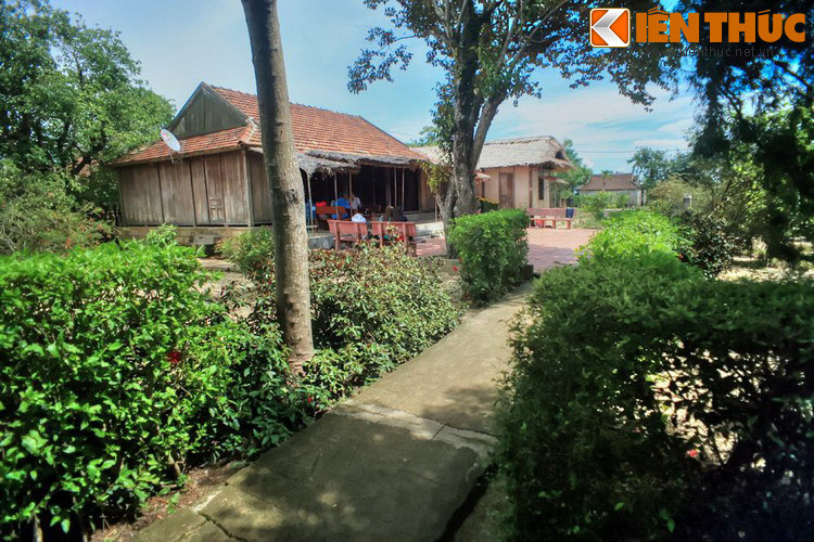 Đại tướng Võ Nguyên Giáp đã sống tại ngôi nhà này đến năm 13 tuổi và vào học ở Trường Quốc học ở Huế, nơi khởi đầu sự nghiệp cách mạng về sau này. Ngôi nhà cũ được xây dựng đầu thế kỷ 20 nhưng trải qua chiến tranh bị đốt phá, hư hỏng. Vào năm 1977, gian nhà chính được phục dựng làm Nhà lưu niệm theo nguyên gốc của kiến trúc nhà vườn với 3 gian, 2 chái ngay trên nền đất của ngôi nhà cũ.